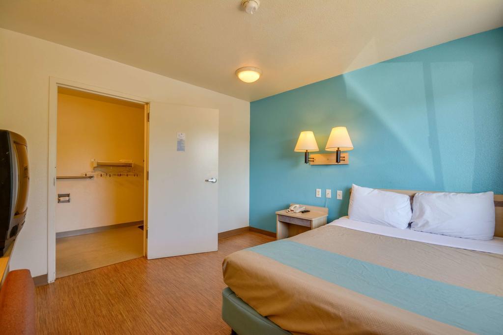 Rodeway Inn Tillmans Corner Zewnętrze zdjęcie