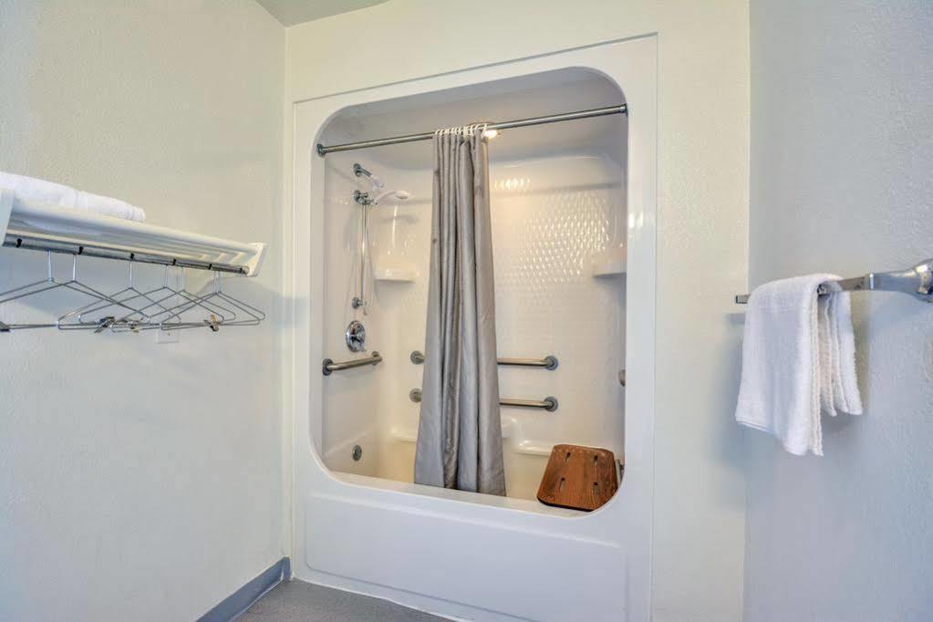 Rodeway Inn Tillmans Corner Zewnętrze zdjęcie